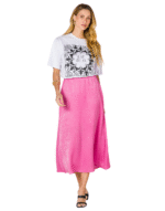 Saia satin midi parado no ar