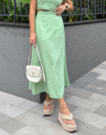 Saia caraiva parado no ar