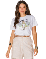 T-shirt wild parado no ar