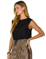 Regata beija cós parado no ar