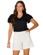 Blusa manga babado parado no ar