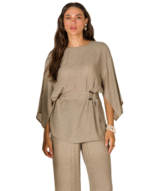 Blusa manga kiraz parado no ar