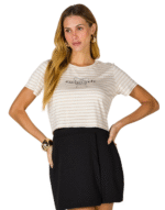 T- shirt listrada laço parado no ar