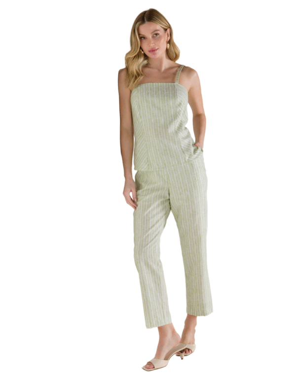 Blusa roma listrada parado no ar