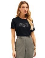 T- shirt visco bordado parado no ar