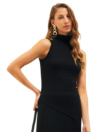 Regata gola canelada parado no ar