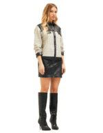 Jaqueta flanela cire parado no ar