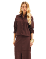 Jaqueta lezzeti parado no ar