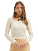 Blusa ombro fendy parado no ar