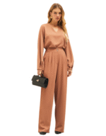 Calça matariki parado no ar