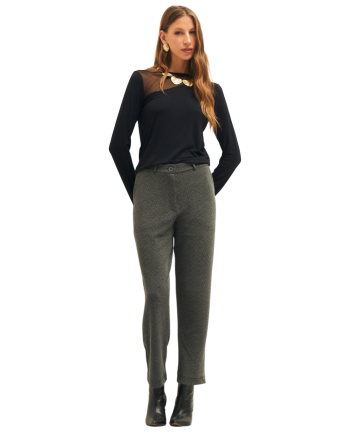 Calça taily parado no ar