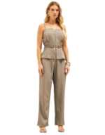 Calça risca de giz parado no ar