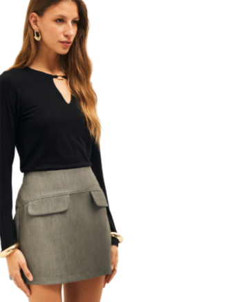 Blusa visco manga parado no ar